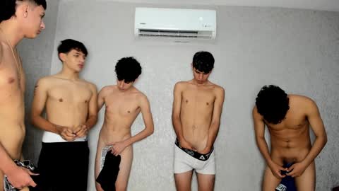 Snapshot of pelusos_mens chatting on 01-29-25, 12:01 CAIN-19 ALLEN-18 RONALD-18 AUSTIN-18 MOD DANTE online show from 01-29-25, 12:01