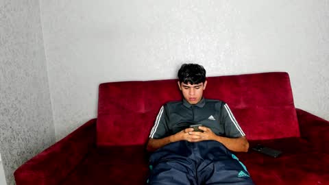 Snapshot of pelusos_mens chatting on 02-04-25, 03:11 CAIN-19 ALLEN-18 RONALD-18 AUSTIN-18 MOD DANTE online show from 02-04-25, 03:11