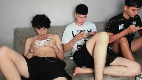 Snapshot of pelusos_mens chatting on 09-12-25, 01:33 CAIN-19 ALLEN-18 RONALD-18 AUSTIN-18 MOD DANTE online show from 09-12-25, 01:33