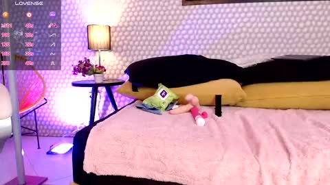 Penelope  Lets get to 100 hands up  online show from 04-24-26, 04:26