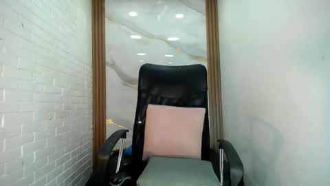 Snapshot of penelopee_rouse chatting on 10-01-25, 07:42 Penelopee Rouse online show from 10-01-25, 07:42