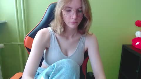 Snapshot of penny_lust chatting on 04-15-26, 06:31 Penny online show from 04-15-26, 06:31