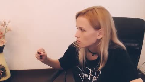 Mia online show from 09-10-25, 09:53