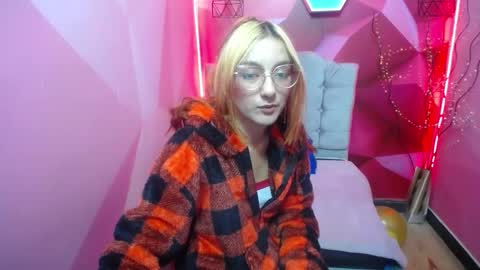 Snapshot of perla_red chatting on 01-16-25, 12:20 PERLA RED online show from 01-16-25, 12:20