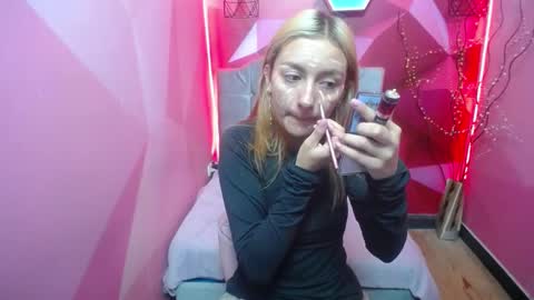 Snapshot of perla_red chatting on 01-24-25, 12:20 PERLA RED online show from 01-24-25, 12:20
