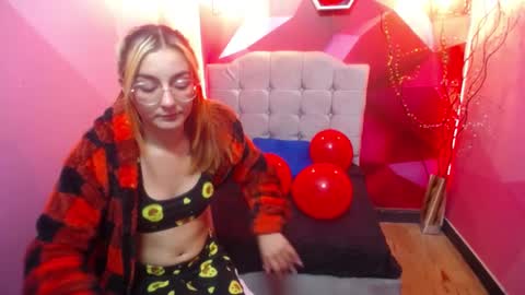 Snapshot of perla_red chatting on 02-19-25, 03:27 PERLA RED online show from 02-19-25, 03:27