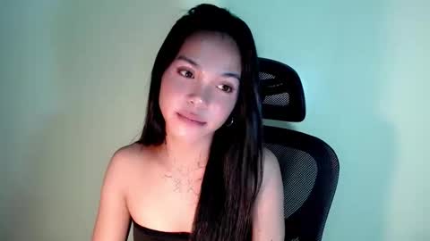 Snapshot of petite_angelx chatting on 09-18-25, 11:12 angel online show from 09-18-25, 11:12