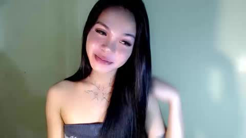 Snapshot of petite_angelx chatting on 10-17-25, 11:51 angel online show from 10-17-25, 11:51