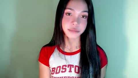 Snapshot of petite_angelx chatting on 10-26-25, 12:44 angel online show from 10-26-25, 12:44