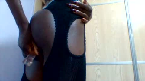 Snapshot of petite_ariana chatting on 06-15-26, 12:35 ariana online show from 06-15-26, 12:35