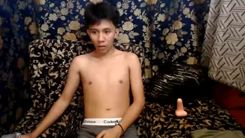 Snapshot of petiteasian_boy chatting on 06-26-26, 03:33 cute vir online show from 06-26-26, 03:33