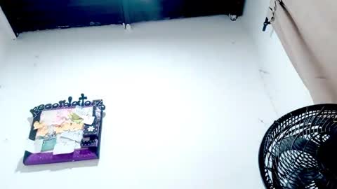 Snapshot of petiteivoryqueen chatting on 11-13-25, 03:38 danna online show from 11-13-25, 03:38