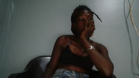 Snapshot of petiteme1 chatting on 02-15-26, 06:37 petiteme1 online show from 02-15-26, 06:37