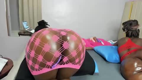 Snapshot of petitiana chatting on 03-19-26, 03:32 Cayennee online show from 03-19-26, 03:32