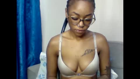 Snapshot of pettite_babe chatting on 09-17-25, 11:45 Arielle online show from 09-17-25, 11:45