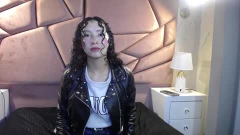 Snapshot of pettymoon chatting on 10-18-25, 11:44 Moon online show from 10-18-25, 11:44