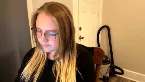 Snapshot of phatassblond chatting on 01-21-25, 01:39 PhatAssBlond online show from 01-21-25, 01:39