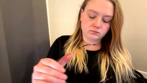 Snapshot of phatassblond chatting on 01-21-25, 05:20 PhatAssBlond online show from 01-21-25, 05:20