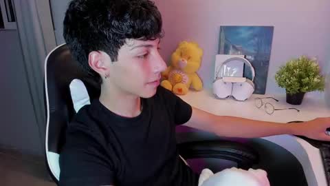 Phil.   INDEPENDENT MODEL online show from 09-13-25, 01:38