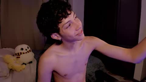 Phil.   INDEPENDENT MODEL online show from 06-18-26, 01:06