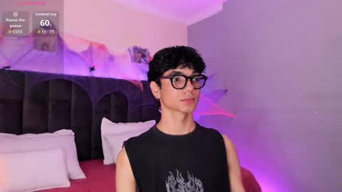 Snapshot of phillicious_ chatting on 10-15-25, 10:10 Phillip online show from 10-15-25, 10:10