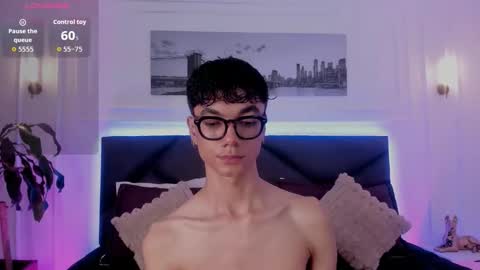 Snapshot of phillicious_ chatting on 11-01-25, 10:23 Phillip online show from 11-01-25, 10:23