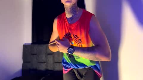 Snapshot of phillip_brownn chatting on 11-06-25, 11:33 PHILLIP online show from 11-06-25, 11:33