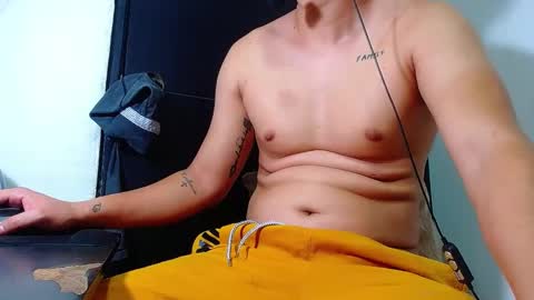 Snapshot of phoenixgnz08 chatting on 02-16-25, 04:10 AdnierGnz online show from 02-16-25, 04:10