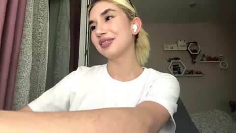 Snapshot of phylissrzucidlo chatting on 07-11-26, 08:33 Laura online show from 07-11-26, 08:33