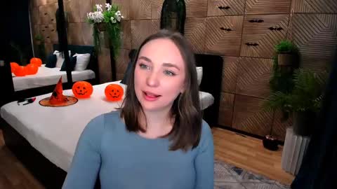 Emelie online show from 10-28-25, 04:42