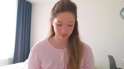 Snapshot of pink_rosee_ chatting on 04-02-26, 03:04 online show from 04-02-26, 03:04