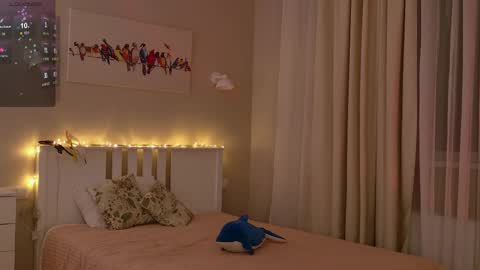 Snapshot of pink_seagull chatting on 10-13-25, 05:13 Eva online show from 10-13-25, 05:13