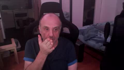 Snapshot of pip10 chatting on 10-19-25, 12:28 pip10 online show from 10-19-25, 12:28