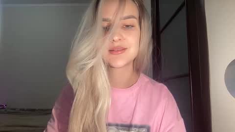 Snapshot of playfuldoll18 chatting on 10-01-25, 08:48 Mia online show from 10-01-25, 08:48