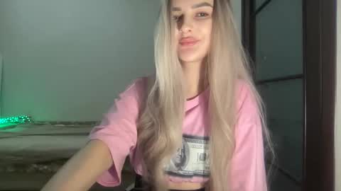 Snapshot of playfuldoll18 chatting on 10-17-25, 08:33 Mia online show from 10-17-25, 08:33