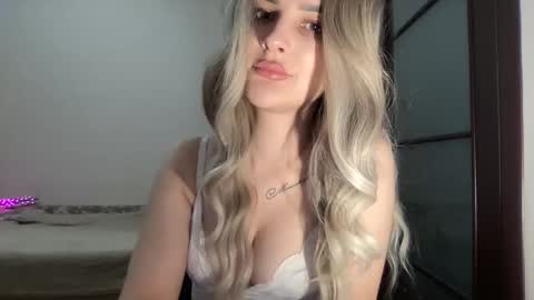 Snapshot of playfuldoll18 chatting on 10-20-25, 09:04 Mia online show from 10-20-25, 09:04