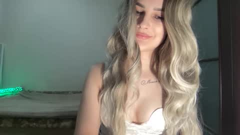 Snapshot of playfuldoll18 chatting on 10-21-25, 08:31 Mia online show from 10-21-25, 08:31