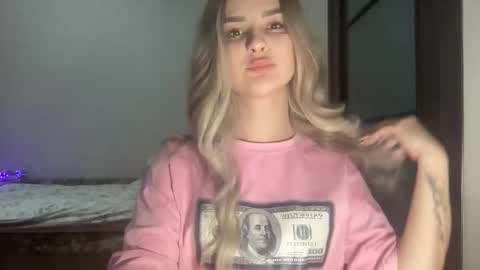 Snapshot of playfuldoll18 chatting on 11-03-25, 07:37 Mia online show from 11-03-25, 07:37