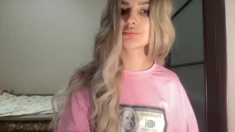 Snapshot of playfuldoll18 chatting on 11-04-25, 09:36 Mia online show from 11-04-25, 09:36