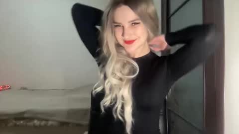 Snapshot of playfuldoll18 chatting on 11-08-25, 08:18 Mia online show from 11-08-25, 08:18