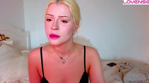 Snapshot of poison_girls chatting on 03-08-26, 11:25 Rose online show from 03-08-26, 11:25