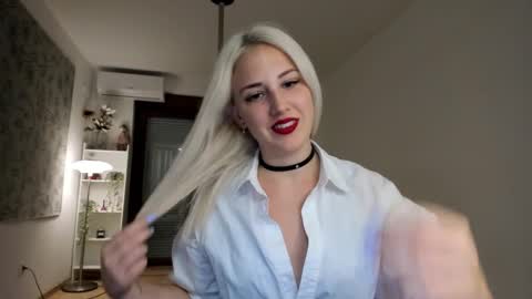 Snapshot of pole_dance_queen chatting on 11-03-25, 01:12 Kira online show from 11-03-25, 01:12