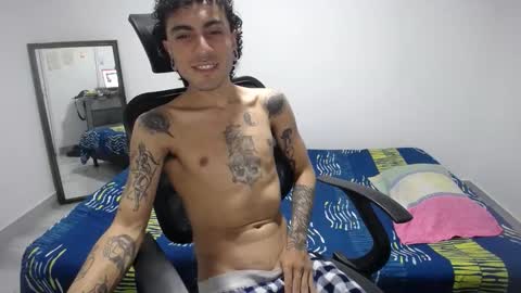 Snapshot of present_the_magic chatting on 03-25-26, 05:57 Plux online show from 03-25-26, 05:57