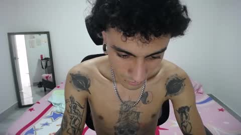 Snapshot of present_the_magic chatting on 04-06-26, 04:08 Plux online show from 04-06-26, 04:08