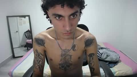 Snapshot of present_the_magic chatting on 04-16-26, 04:57 Plux online show from 04-16-26, 04:57