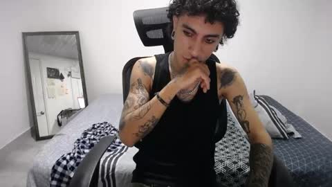 Snapshot of present_the_magic chatting on 04-18-26, 05:11 Plux online show from 04-18-26, 05:11