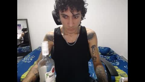 Snapshot of present_the_magic chatting on 05-28-26, 05:05 Plux online show from 05-28-26, 05:05