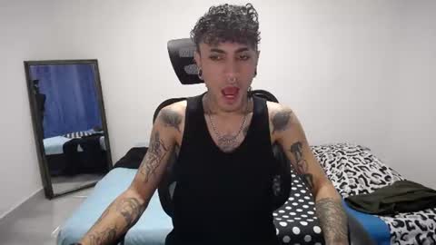 Snapshot of present_the_magic chatting on 06-23-26, 04:32 Plux online show from 06-23-26, 04:32