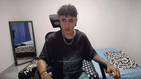 Snapshot of present_the_magic chatting on 06-24-26, 06:56 Plux online show from 06-24-26, 06:56