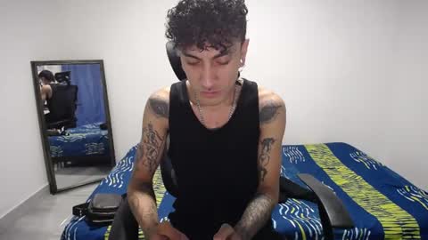 Snapshot of present_the_magic chatting on 07-29-26, 11:08 Plux online show from 07-29-26, 11:08